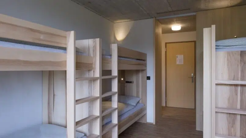 Jugendherberge Gstaad Saanenland Holz-Etagenbetten in Schlafzimmern