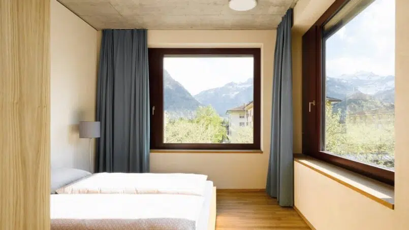 Zwei-Bett-Zimmer in der Jugendherberge Interlaken mit Bergblick