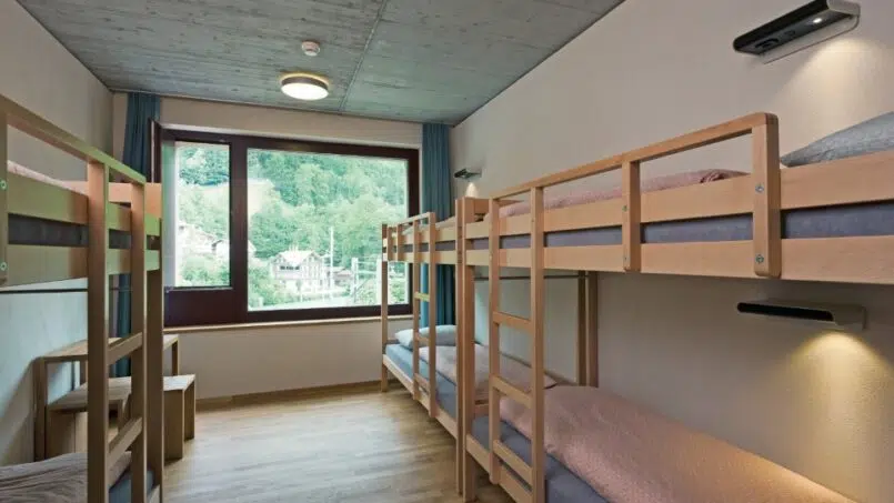 Jugendherberge Interlaken Zimmer mit Etagenbetten und Fenster