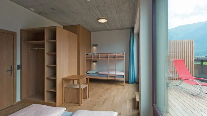 Jugendherberge Interlaken Zimmer mit Etagenbetten und Bergblick