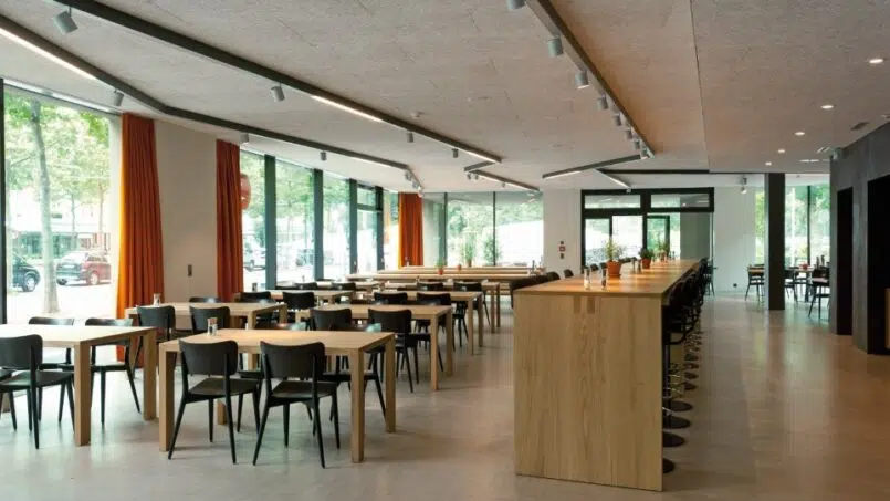 Jugendherberge Interlaken Restaurant Innenansicht Holztische und Stühle