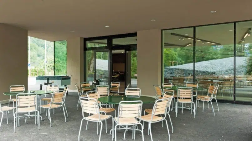 Outdoor-Essbereich Jugendherberge Interlaken mit Tischen und Stühlen