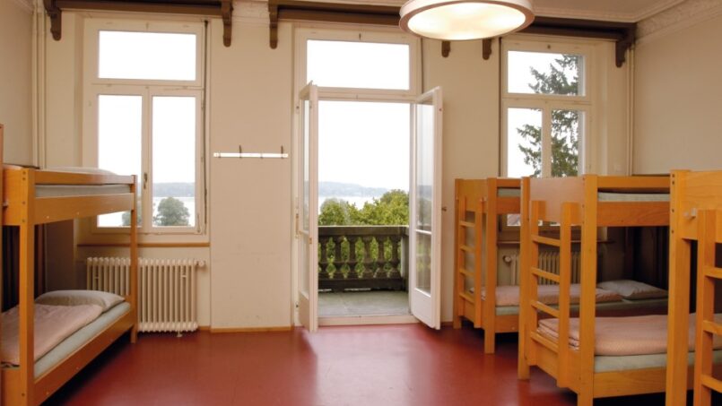 Jugendherberge Kreuzlingen: Zimmer mit Etagenbetten und Fenster