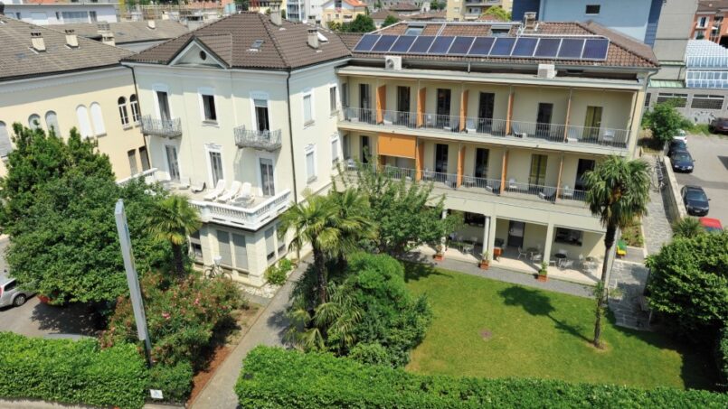 Jugendherberge Locarno Haus Luftansicht mit Solarpanelen