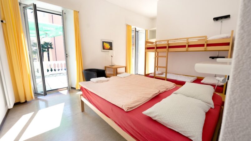 Kleines Zimmer mit Etagenbett in der Jugendherberge Locarno