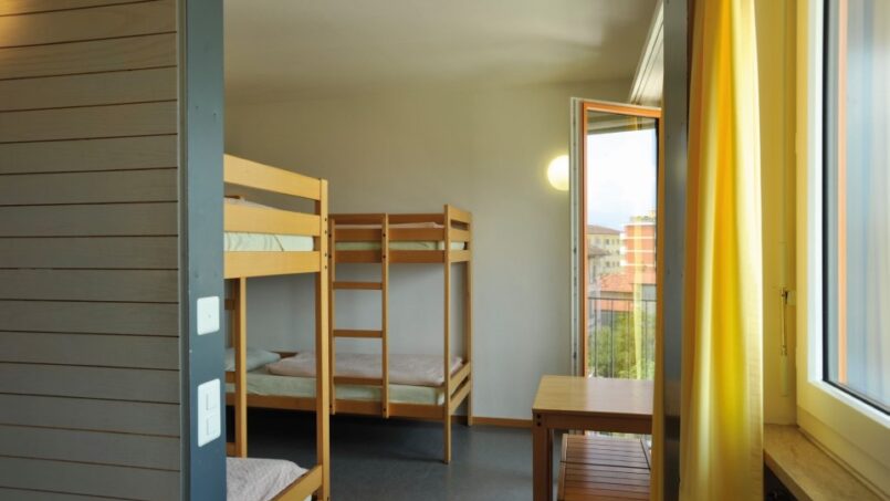 Kleines Zimmer mit Etagenbetten in der Jugendherberge Locarno