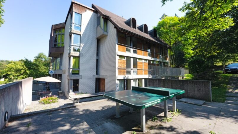 Jugendherberge Luzern Haus mit Tischtennisplatte im Vordergrund