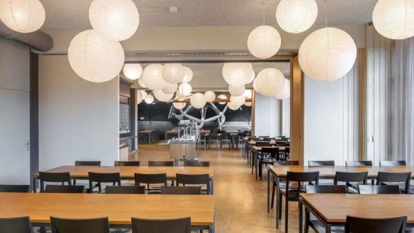 Jugendherberge Luzern Restaurant Innenraum mit weißen Papierlaternen.