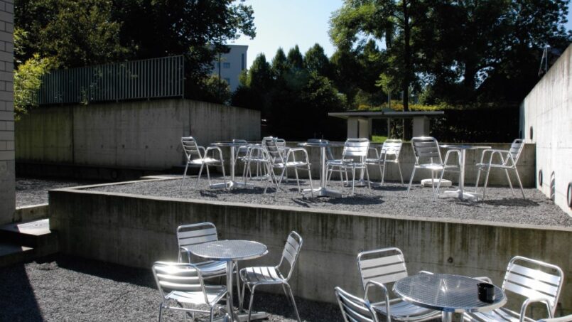 Jugendherberge-Luzern-Tische-Stühle-Betonbereich