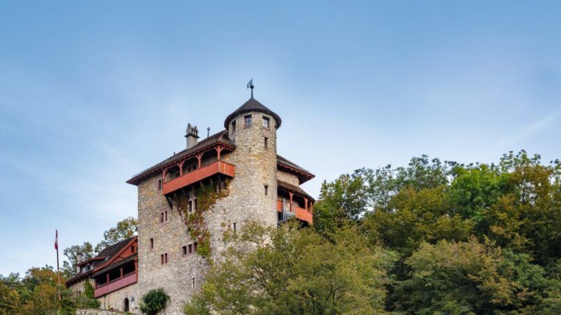 Gruppenhaus Jugendherberge Mariastein in Burg Rotberg, steinernes Gebäude mit Turm und Balkon umgeben von Bäumen