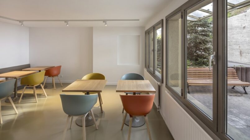 Jugendherberge Montreux Territet Café mit Tischen und Stühlen am Fenster