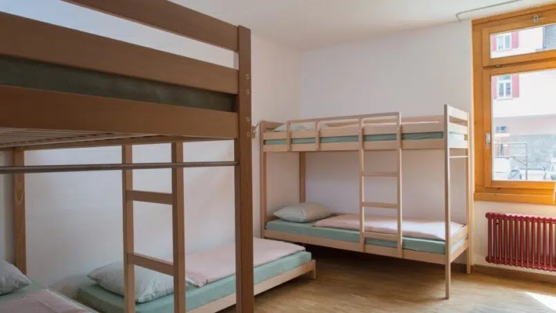 Kleines Zimmer mit Etagenbetten in Jugendherberge Pontresina, Schweiz