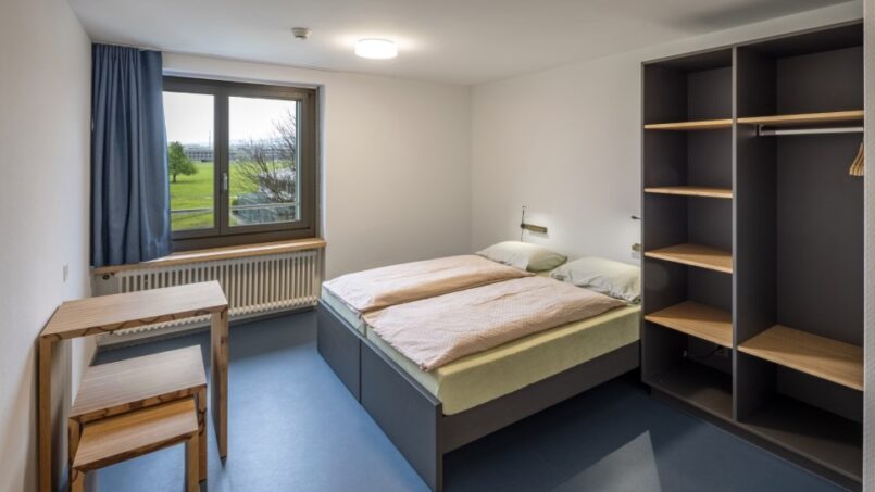 Kleines Zimmer in der Jugendherberge Rapperswil-Jona mit Bett und Schreibtisch