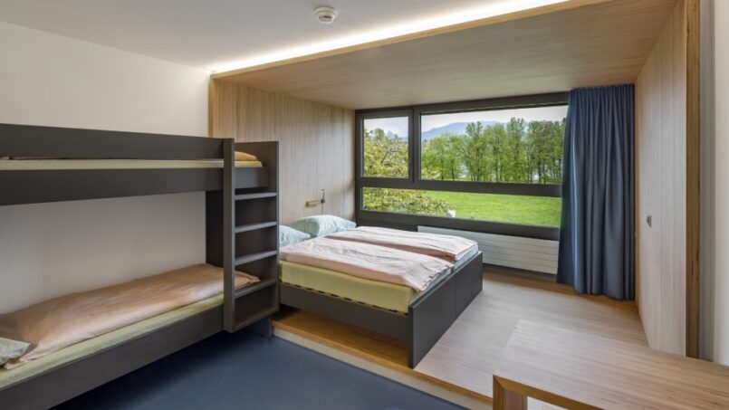 Jugendherberge Rapperswil-Jona: Zimmer mit Etagenbetten und Fenster