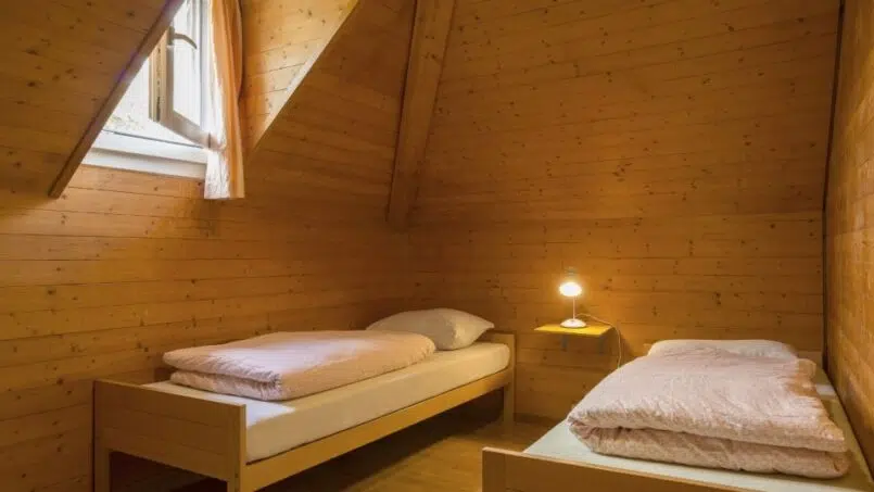 Zweibettzimmer in der Jugendherberge Schaffhausen mit Holzinterieur und Fensterblick