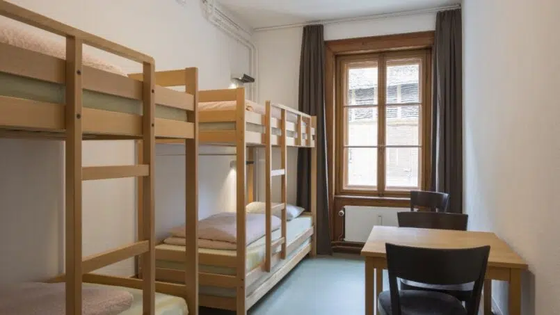 Kleines Zimmer mit Etagenbetten und Schreibtisch in der Jugendherberge Schaffhausen