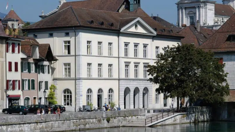 Jugendherberge-Solothurn-Gebäude-am-Fluss-in-der-Schweiz