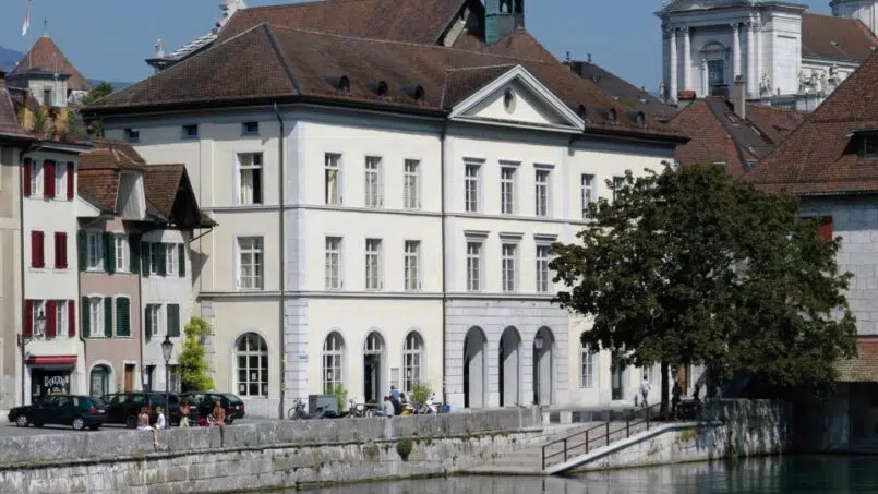 Jugendherberge-Solothurn-Gebäude-mit-Fluss-vor-der-Tür