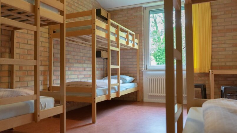 Jugendherberge St. Gallen Gruppenunterkunft Bettenzimmer mit Ziegelmauern
