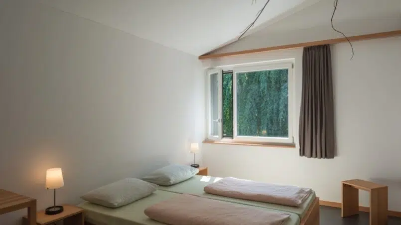 Kleines Schlafzimmer in der Jugendherberge Stein am Rhein, Bett und Fenster