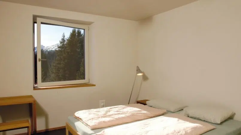 Jugendherberge Valbella Lenzerheide Bett in Zimmer mit Fenster