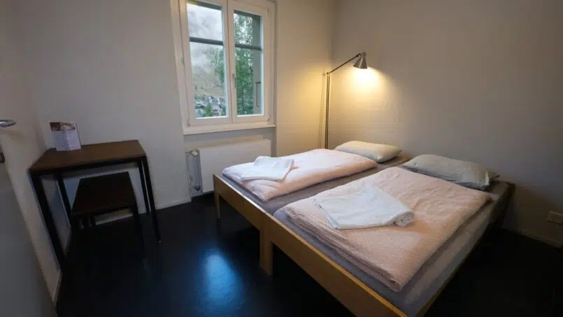 Kleines Zimmer mit zwei Betten in der Jugendherberge Zermatt
