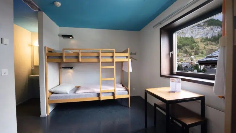 Kleines Zimmer mit Etagenbetten und Schreibtisch in der Jugendherberge Zermatt