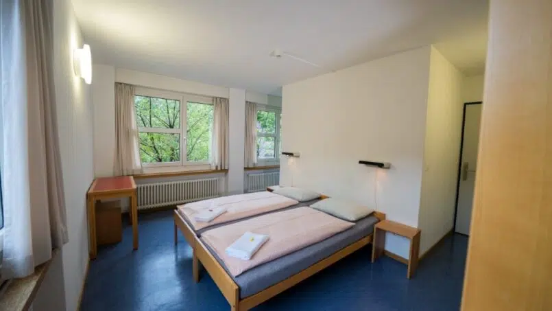 Zwei-Bett-Zimmer in der Jugendherberge Zürich mit Fensterblick