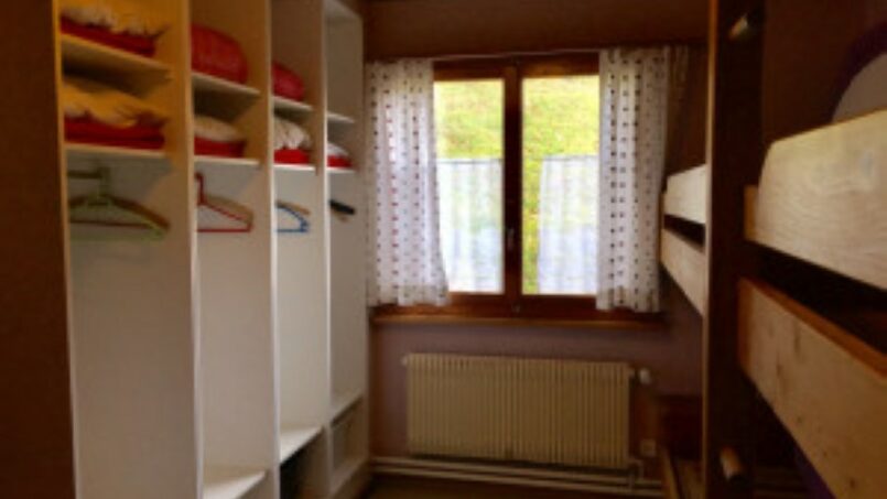 Gruppenunterkunft Jugend- und Erlebnishaus Eichberg - Kleines Zimmer mit Etagenbetten und Kleiderschrank