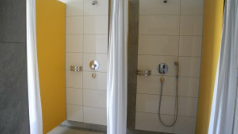 Zwei gelbe Duschstände im Jugend- und Erlebnishaus Eichberg - Gruppenunterkunft in Eichberg