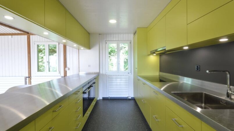 Gruppenunterkunft Jugendhaus Don Bosco Himmelried - Küche mit grünen Schränken und Edelstahlgeräten