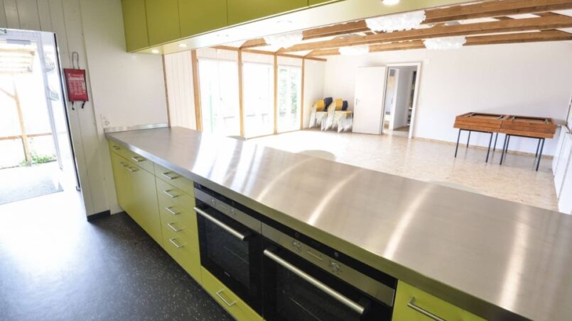 Gruppenunterkunft Himmelried Jugendhaus Don Bosco Küche mit grünen Arbeitsplatten und Edelstahlgeräten