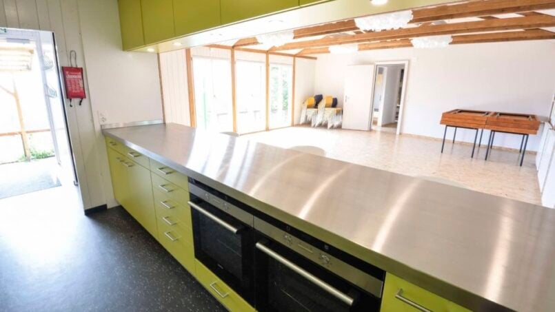 Gruppenunterkunft Himmelried Jugendhaus Don Bosco Küche mit grünen Arbeitsplatten und Edelstahlgeräten