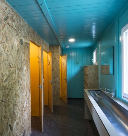 Gruppenunterkunft-Jugendhaus-Don-Bosco-Himmelried-Badezimmer-mit-blauen-Wänden-und-Holzboden