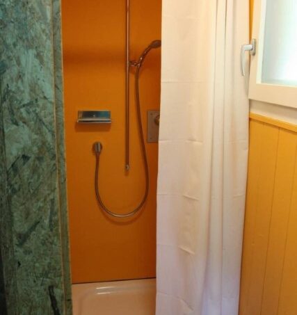 Kleines Badezimmer mit Dusche und WC im Gruppenhaus Don Bosco in Himmelried, Gruppenunterkunft