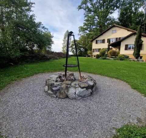 Feuerstelle im Grünbereich vom Jugendhaus Kobelhöhe in Niederuzwil, perfekte Gruppenunterkunft