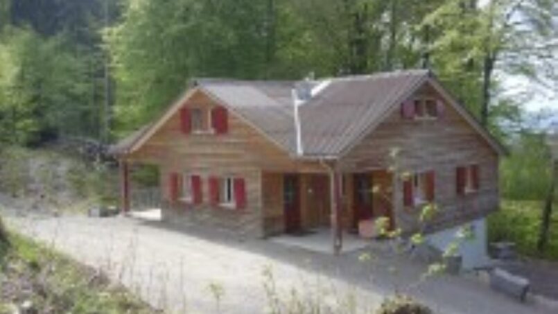 Gruppenunterkunft Jungwachtferienhaus Klingenzell in Eschenz, Ferienhaus im Wald mit roten Fensterläden