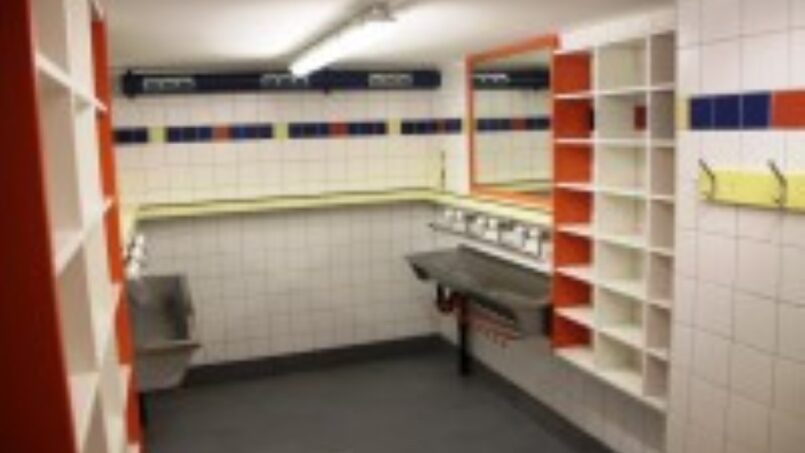 Gruppenunterkunft Jungwachtferienhaus Klingenzell Eschenz Badezimmer mit zwei Waschbecken und Dusche