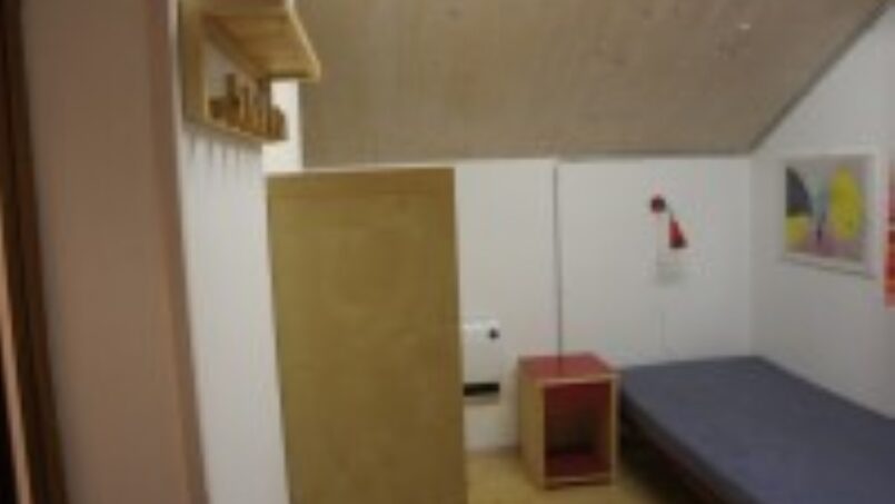 Gruppenunterkunft Jungwachtferienhaus Klingenzell Eschenz kleines Zimmer mit Bett und Schreibtisch