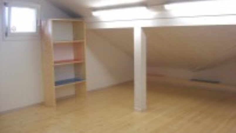Leeres Zimmer mit Holzboden im Gruppenunterkunft Jungwachtferienhaus Klingenzell in Eschenz