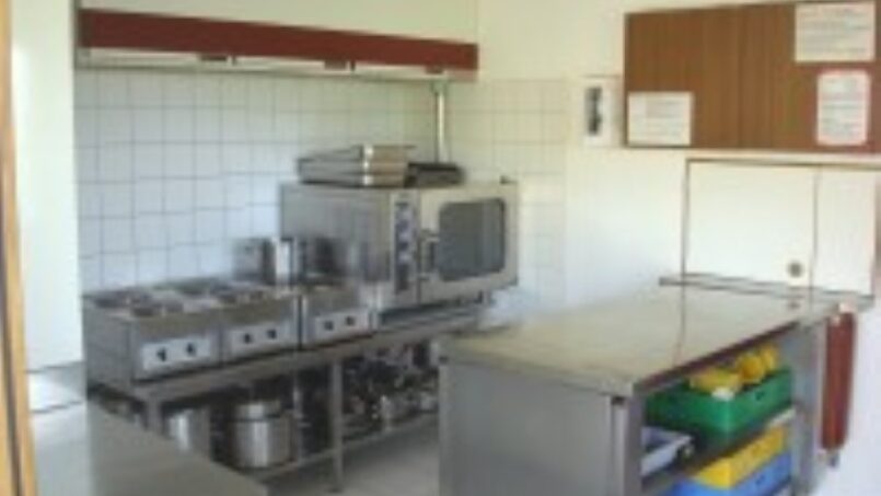 Küche mit Herd, Backofen und Spülbecken im Gruppenunterkunft Jungwachtferienhaus Klingenzell in Eschenz