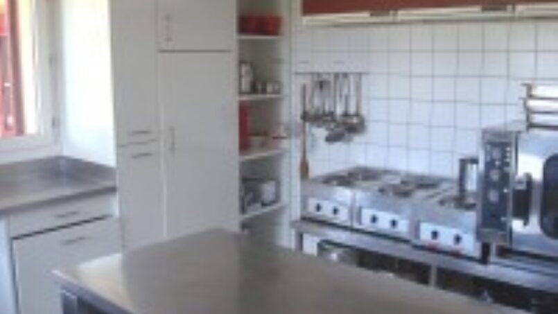 Küche-mit-Herd-und-Backofen-im-Gruppenunterkunft-Jungwachtferienhaus-Klingenzell-Eschenz