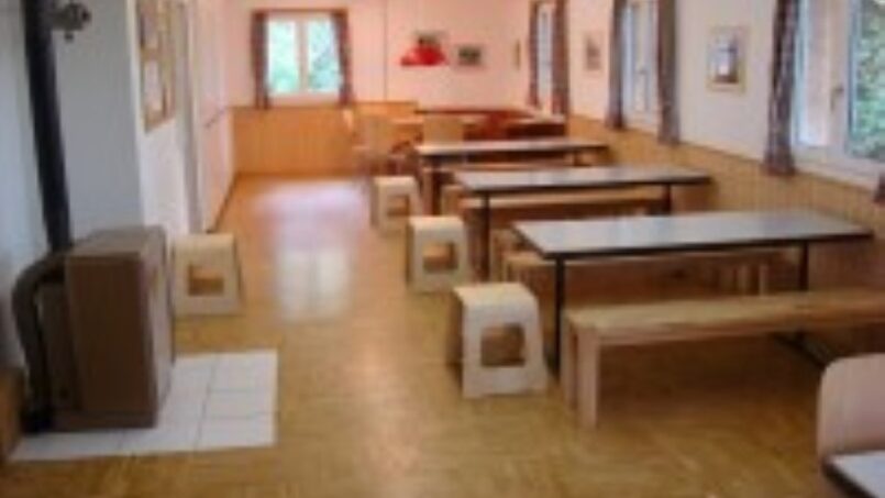 Gruppenunterkunft Jungwachtferienhaus Klingenzell Eschenz Speisesaal mit Holztischen und Bänken