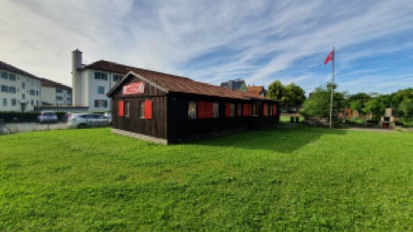 Gruppenhaus Kadettenhütte Winterthur mit rotem Dach auf grüner Wiese