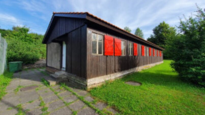 Gruppenhaus Kadettenhütte Winterthur, Holzgebäude mit roten Fensterläden in grüner Umgebung
