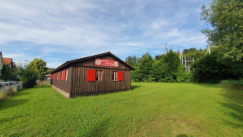Gruppenhaus-Kadettenhütte-Winterthur-hölzernes-Gebäude-mit-roten-Fensterläden