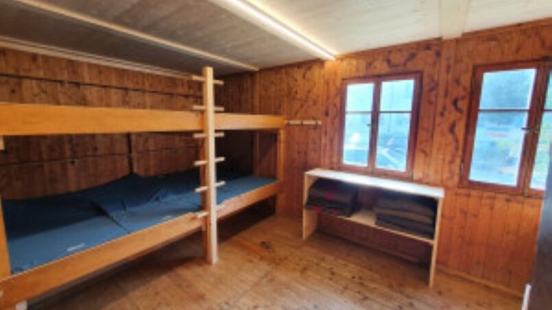 Gruppenhaus-Kadettenhütte-Winterthur-kleines-Zimmer-mit-Etagenbetten-und-Fenster