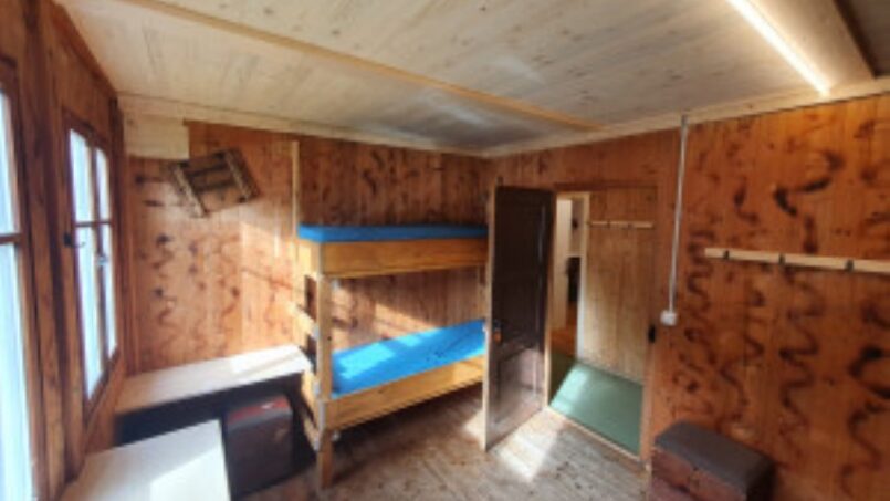 Gruppenhaus-Kadettenhütte-Winterthur-kleines-Zimmer-mit-Etagenbetten-und-Schreibtisch