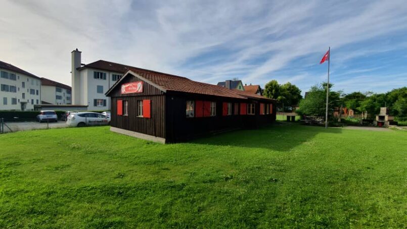 Gruppenhaus Kadettenhütte in Winterthur umgeben von grünem Feld