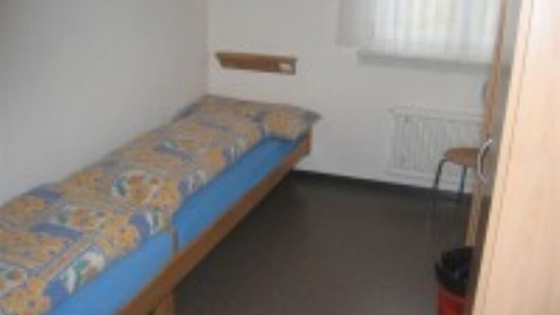 Zwei-Bett-Zimmer in Gruppenhaus Lagerunterkunft Schulhaus in Sörenberg